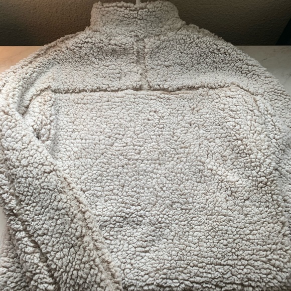 Universal Thread fuzzy jacket - Picture 2 of 3